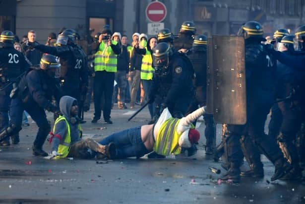 Proteste în Franţa din cauza preţurilor ridicate la carburant. O femeie e târâtă pe jos de autorităţile franceze