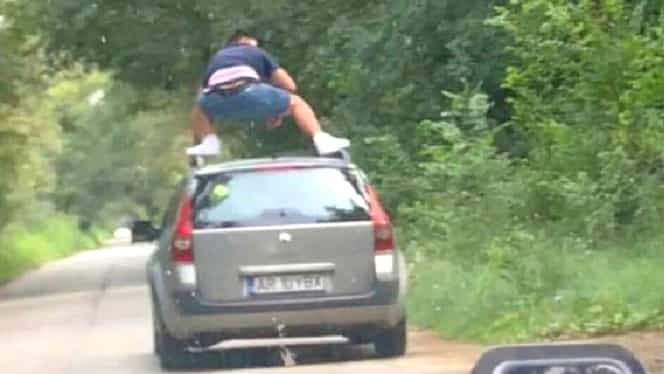 Șofer din Arad, fotografiat în timp ce era urcat pe plafonul mașinii în mers, necontrolată de nimeni. Ce măsură au luat polițiștii