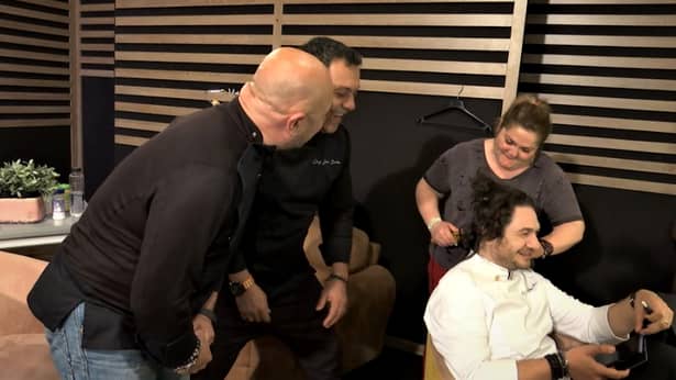 Chef Florin Dumitrescu și-a făcut frizură nouă. I-a uimit pe toți după ce și-a întins părul cu placa – FOTO