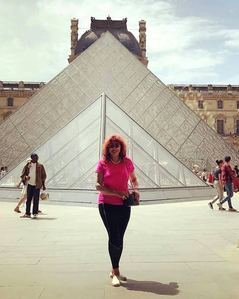 Carmen Harra a ales ca destinație de vacanță Parisul, încărcat de istorie, cultură, spiritualitate. Cel mai mult, însă, a fost atrasă de Muzeul Luvru. ”Piramida, realizata de arhitectul Ieoh Ming Pei, atrage energii dimensionale inalte”, a explicat Harra.