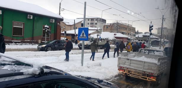 Ninsoarea a făcut ravagii în Capitală. Probleme în trafic și cu transportul în comun: linia 41, blocată din nou. ANM: În București vine GERUL FOTO și VIDEO