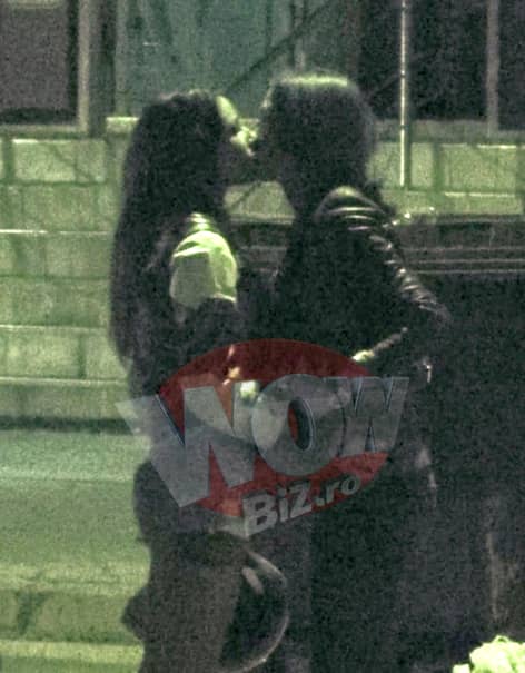 GALERIE FOTO. Roxana Vancea sărută cu foc o femeie în plină stradă