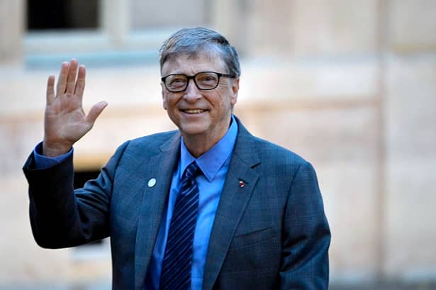 Singurul miliardar care stă la coadă. Bill Gates a fost surprins din nou așteptând după alții!