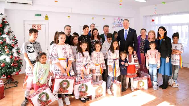 Klaus Iohannis, cadouri pentru copiii orfani de la Centrul de îngrijire Sf. Ștefan. Micuții i-au pregătit președintelui un program de colinde