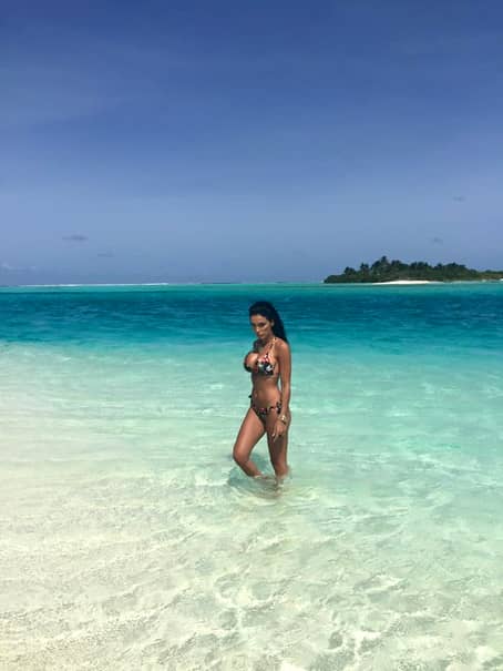 GALERIE FOTO. Adelina Pestriţu, şedinţă foto incendiară pe o plajă din Maldive