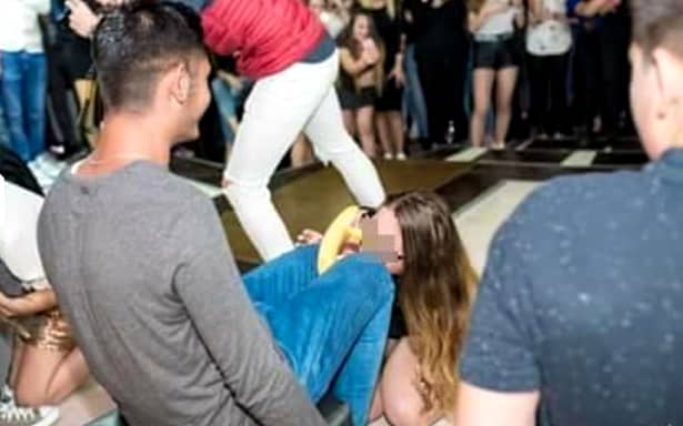 FOTO ŞOC! Elevii au mimat sex oral în grup, de faţă cu profesorii la Balul Bobocilor