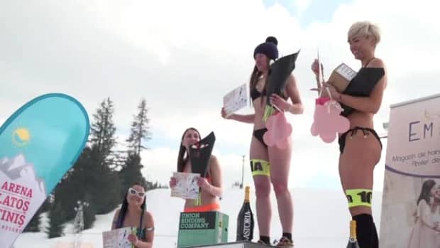 Miss Bikini, pe pârtia din Păltiniș! Tinerele au defilat pe schiuri, doar în costum de baie FOTO
