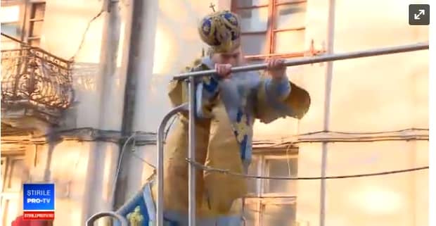 Sfințirea apei de Bobotează: IPS Teodosie se împiedică pe cisternă VIDEO