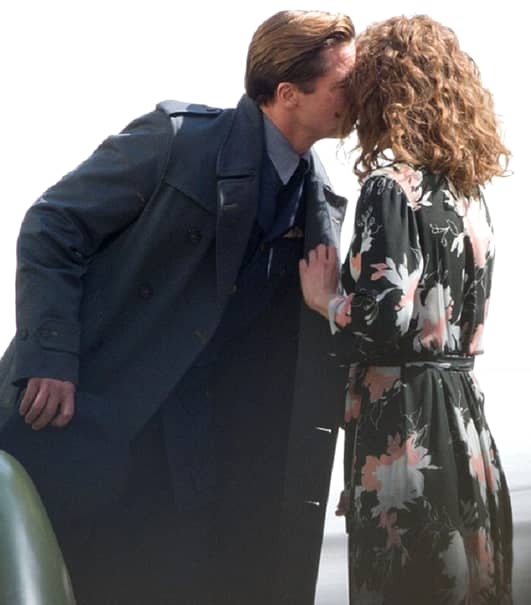 ”BRAD PITT şi ANGELINA JOLIE divorţează!” Actorul a fost surprins în timp ce se săruta cu o altă femeie