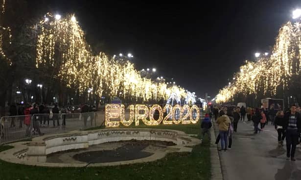 Luminițele de Crăciun au fost aprinse în București! EURO 2020, tema principală la Târgul de Crăciun. FOTO