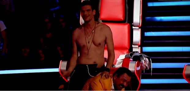 Smiley, stupefiat după ce Tudor Chirilă i s-a urcat în spate lui Horia Brenciu, la Vocea României! „De ce a venit de la X Factor?”