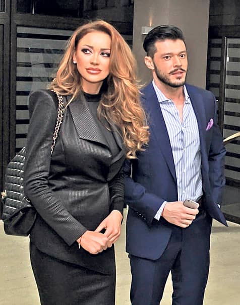 Bianca Drăgușanu și Victor Slav s-au despărțit. Informația apare astăzi, în premieră, pe Cancan.ro. Totuși, singura dovadă pe care o au cei de la publicația respectivă este reprezentată de faptul că pe conturile celor doi nu mai apare de ceva timp nici o fotografie cu ei împreună.