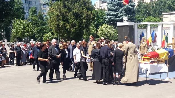 Unui bărbat i s-a făcut rău la înmormântarea lui Cristian Țopescu! Medicii au intervenit urgent!
