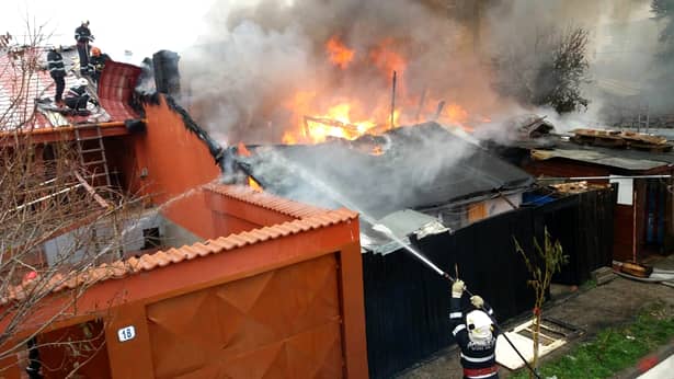 Imagine de la incendiul din Bucureştii Noi, cu intervenţia pompierilor