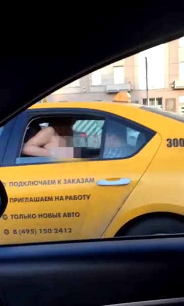A făcut SEX pe bancheta unui taxi, în văzul tuturor! Imagini incredibile surprinse în trafic!