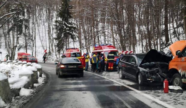Microbuz cu copii, accident la Poiana Brașov! Șapte pasageri au ajuns de urgență la spital