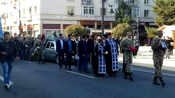 Înmormântare Ilie Balaci. Soția fotbalistului și cele fouă fiice, răpuse de durere în momentul în care sicriul a fost scos din biserică