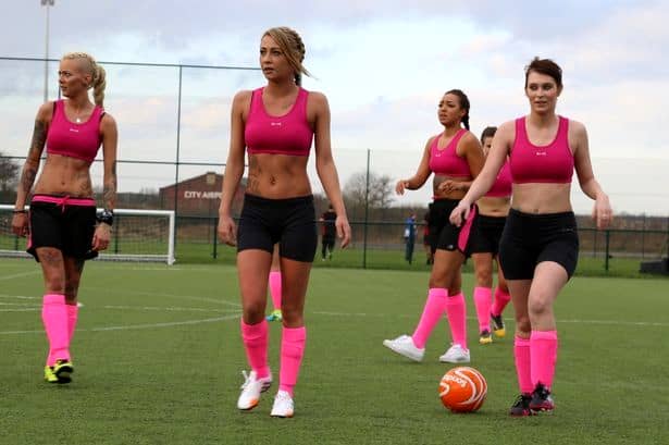 FOTO&VIDEO. Femei în lenjerie, pe terenul de fotbal! O nouă ligă promite să umple stadioanele de fotbal iar femeile sexy vor fi în centrul atenţiei