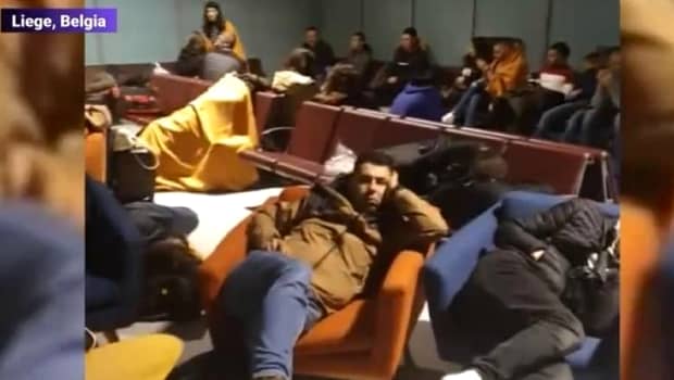 180 de români blocați pe aeroportul din Liege după ce cursa lor a fost anulată. Kovesi, printre pasageri. Reacţia fostei şefe DNA şi a Wizz Air- UPDATE