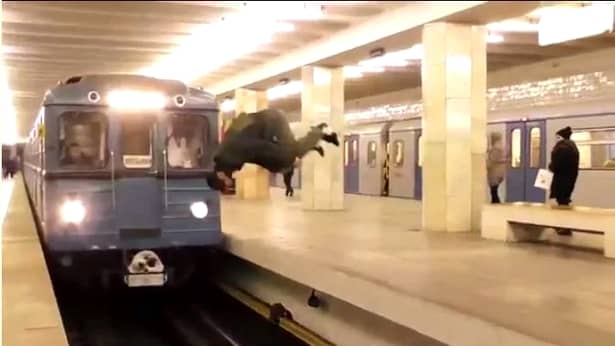 Un tânăr s-a aruncat în faţa metroului! Totul a fost filmat! Vezi imaginile