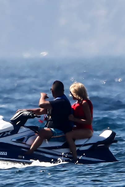 Prima Doamnă a Franței, Brigitte Macron, fotografii în ipostaze foarte apropiate de bodyguard-ul său! Întreg mapamondul a văzut-o pe soția președinteșlui Franței, Emmanuel Macron, plimbându-se cu skyjetul pe o mare învolburată!
