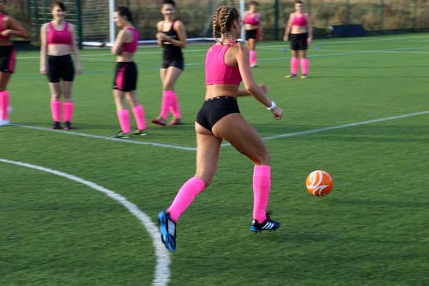 FOTO&VIDEO. Femei în lenjerie, pe terenul de fotbal! O nouă ligă promite să umple stadioanele de fotbal iar femeile sexy vor fi în centrul atenţiei