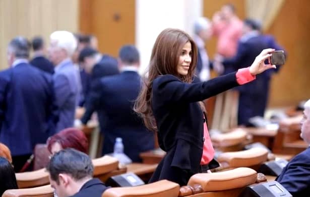 Andreea Cosma s-a fotografiat în Parlament