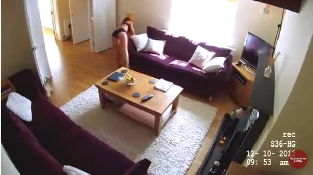 Bănuind că menajera cea tânără fură bani, a montat o cameră video ca să vadă ce face când rămîne singură acasă. Imaginile au devenit virale