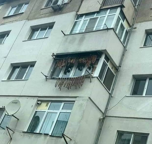 Balconul din Rovinari care a devenit viral pe net! Slănină și cârnați, la aer curat