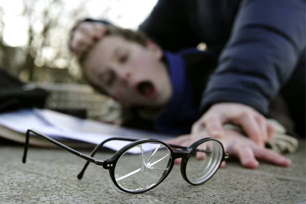 Copil de 15 ani, desfigurat de un coleg de clasă în timpul orelor. Agresorul n-a ținut cont că avea ochelari!