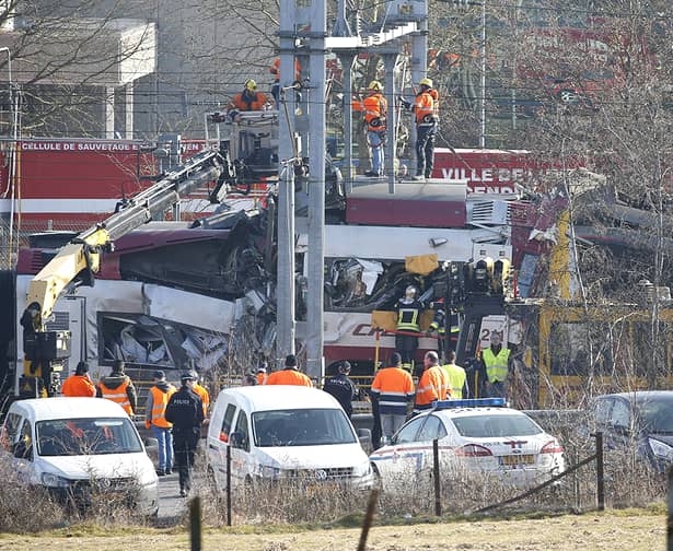 Accident devastator între un tren şi un autobuz plin cu oameni! 19 oameni au murit! GALERIE FOTO
