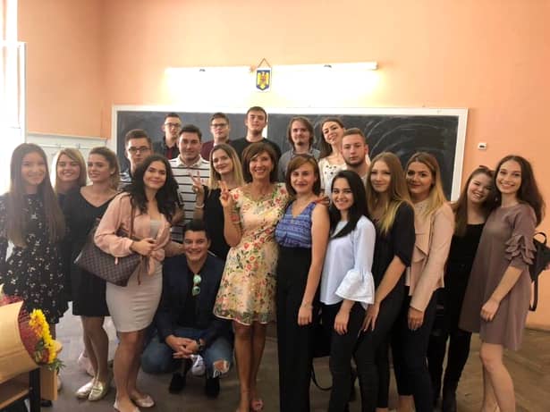 Carmen Iohannis a ieșit cu elevii la teatru! Ce ținută a ales soția lui Klaus Iohannis