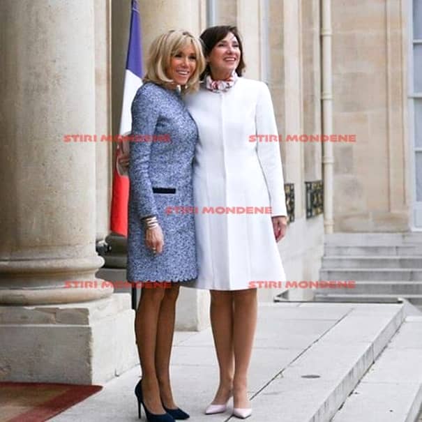 Carmen Iohannis alături de Brigitte Macron, în timpul vizitei din Franţa în faţa Palatului Elysee