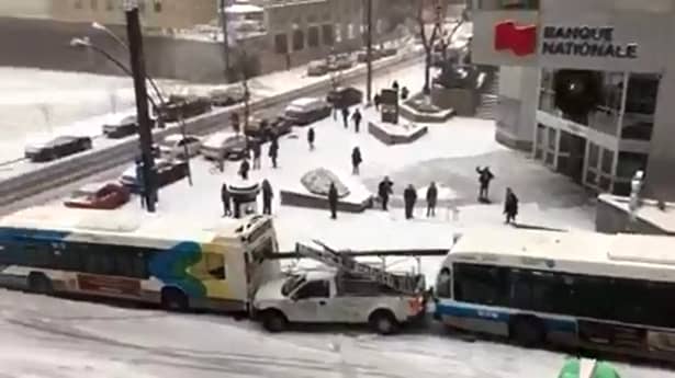 ACCIDENTUL ANULUI 2017! Acest autobuz a lovit 10 maşini, după care a început HAOSUL! Un tânăr a filmat totul de la geam