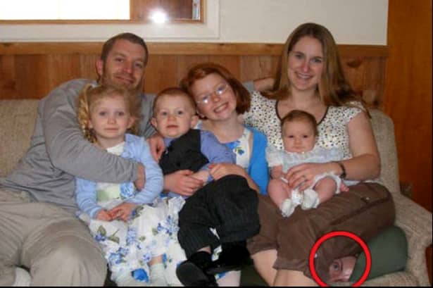 Un prieten le-a văzut poza de familie, dar şi detaliul şocant care l-a făcut să sune la 112!
