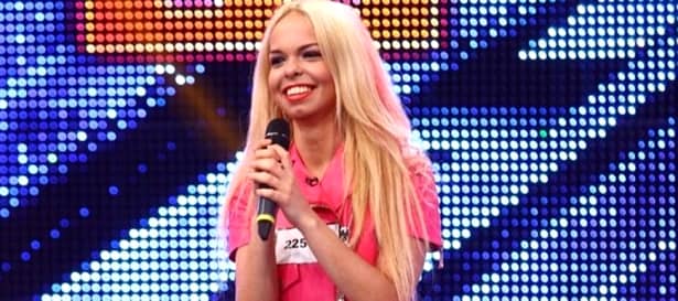 FOTO&VIDEO. O concurentă a LEŞINAT pe scenă la X Factor. Cine e fata?