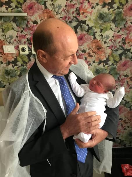 Elena Băsescu a născut! Traian Băsescu a postat prima poză cu bebelușul!