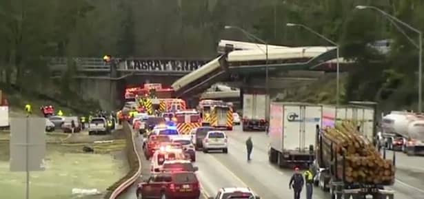 Un tren de mare viteză a deraiat şi s-a prăbuşit peste o autostradă! Peste 70 de victime!