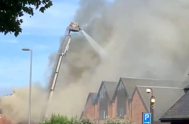 Incendiu puternic la un centru comercial din Londra. Peste 100 de pompieri la fața locului – VIDEO