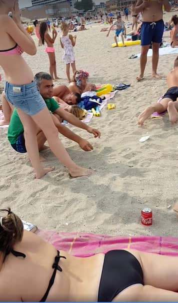 Imaginile zilei pe o plajă din Mamaia!  E incredibil ce fac românii din imagine. Cum au reacţionat când au fost prinşi în fapt