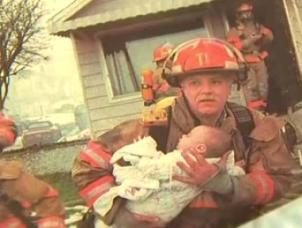 Acest pompier a salvat din flăcări un bebeluş. După 17 ani, lucrurile au luat o turnură neaşteptată