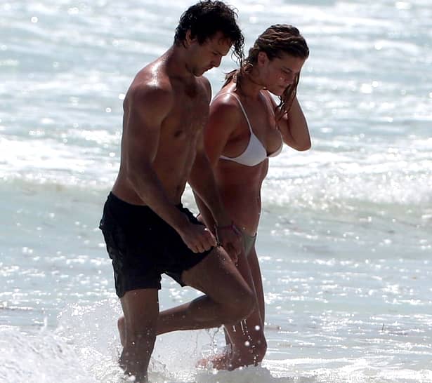 Cuplul momentului în showbiz! Au dat frâu liber pasiunii pe plajă. Au crezut că nimeni nu îi vede şi s-au iubit ca-n filme