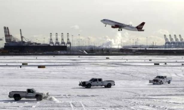 Viscolul dă bătăi de cap pe Otopeni! Trafic aerian cu întârzieri și posibile curse anulate în România din cauza ninsorii