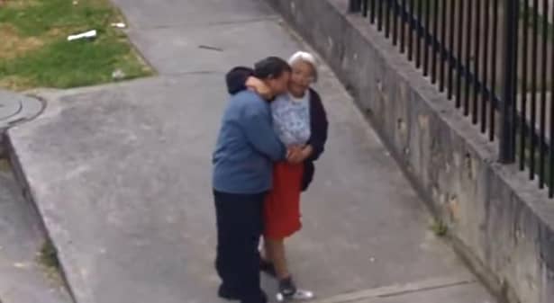 Dovada clară că dragostea nu are vîrstă! Dar totuşi.. Cum au fost filmaţi doi pensionari în stradă. Totul a început cu un sărut. Dar continuarea i-a uluit pe toţi
