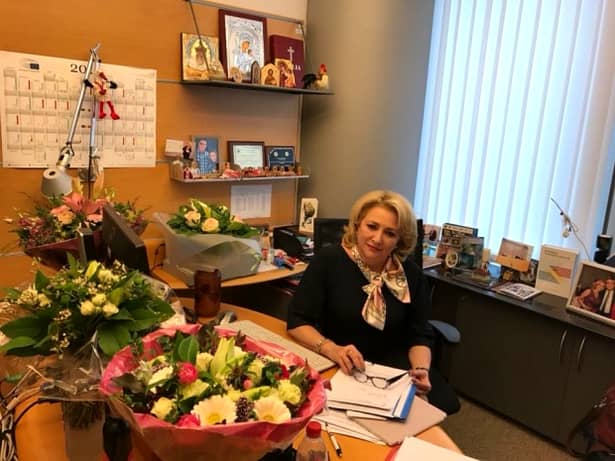 Viorica Dăncilă, premierul României, fotografiată în biroul său