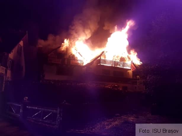 O casă de vacanţă de la Moeciu a ars într-un incendiu devastator