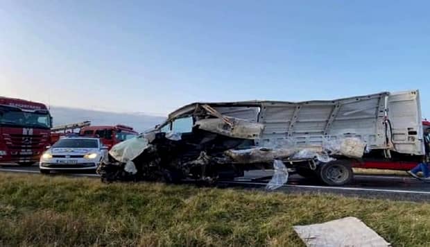 Accident îngrozitor pe DN 25. Microbuz spulberat de TIR la Braniștea, județul Galați. FOTO/ VIDEO