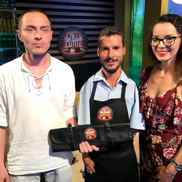 Marian Basa, pictorul fără mâini, a obţinut un cuţit în cadrul emisiunii 
