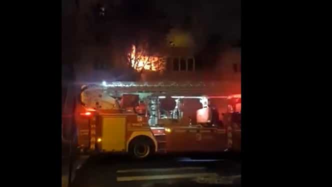 Incendiu într-un bloc din Bistrița. Un bărbat a murit, iar un bebeluș și mama lui au ajuns de urgență la spital – Video