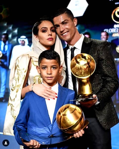Cristiano Ronaldo, Georgina și Cristiano Jr. la Globe Soccer Awards, eveniment organizat la începutul anului 2019 în Dubai. Georgina a impresionat prin ținuta cuminte, cu capul acoperit
